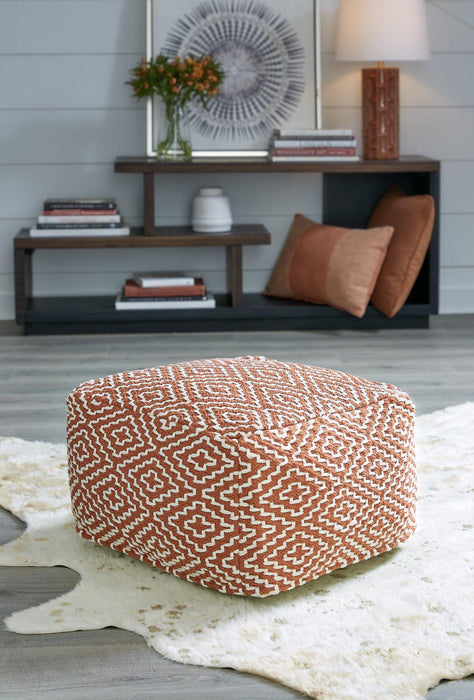 Brynnsen Pouf