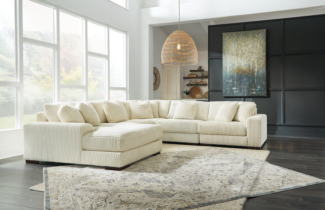 Lindyn Sectional with Chaise - Yankee Furniture Barn (Ossipee,NH)