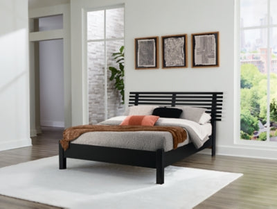 Danziar Queen Slat Bed - Yankee Furniture Barn (Ossipee,NH)